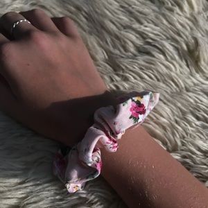 floral printed scrunchie
